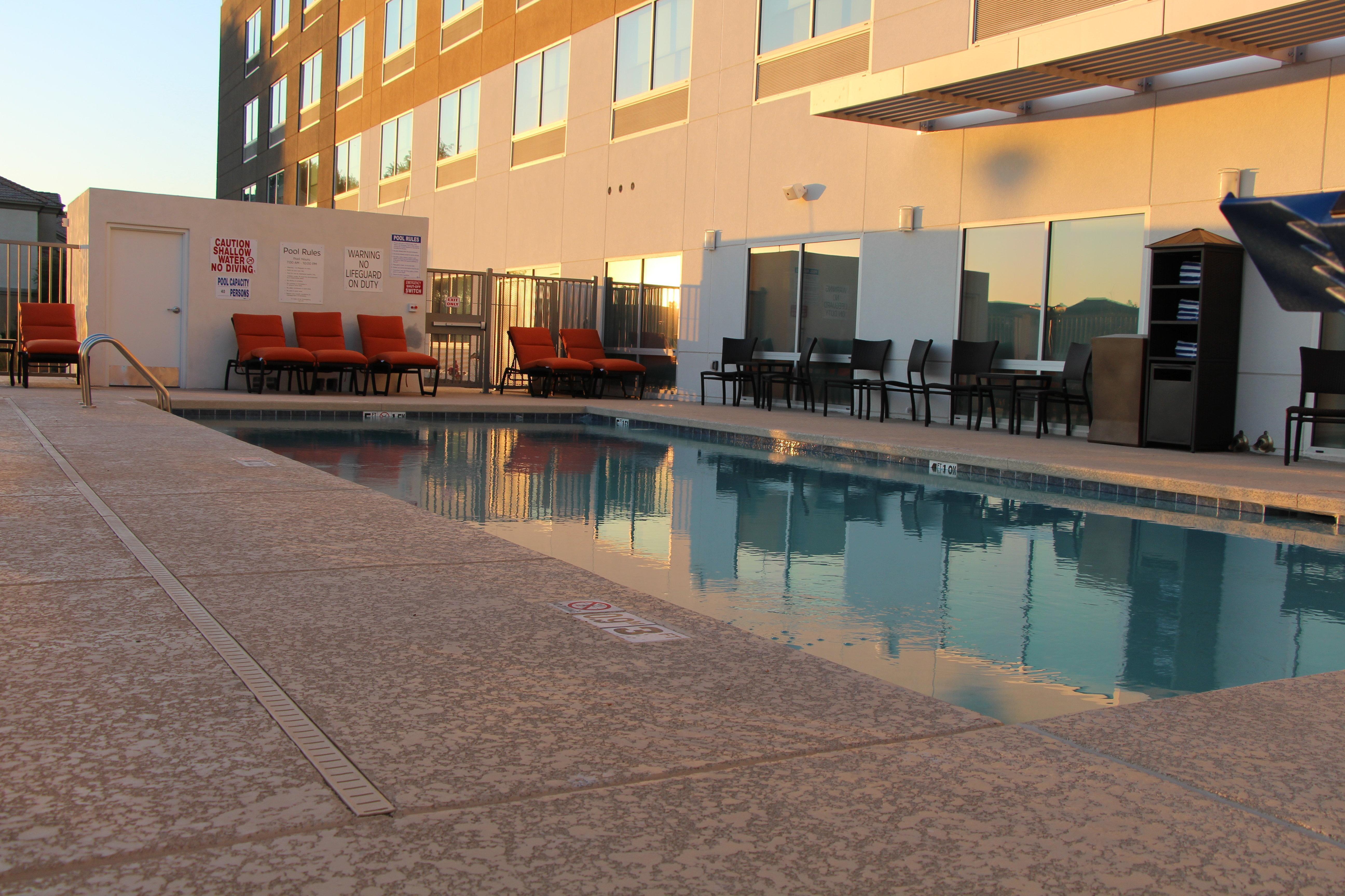 Holiday Inn Express & Suites - Phoenix - Airport North By Ihg Exterior photo