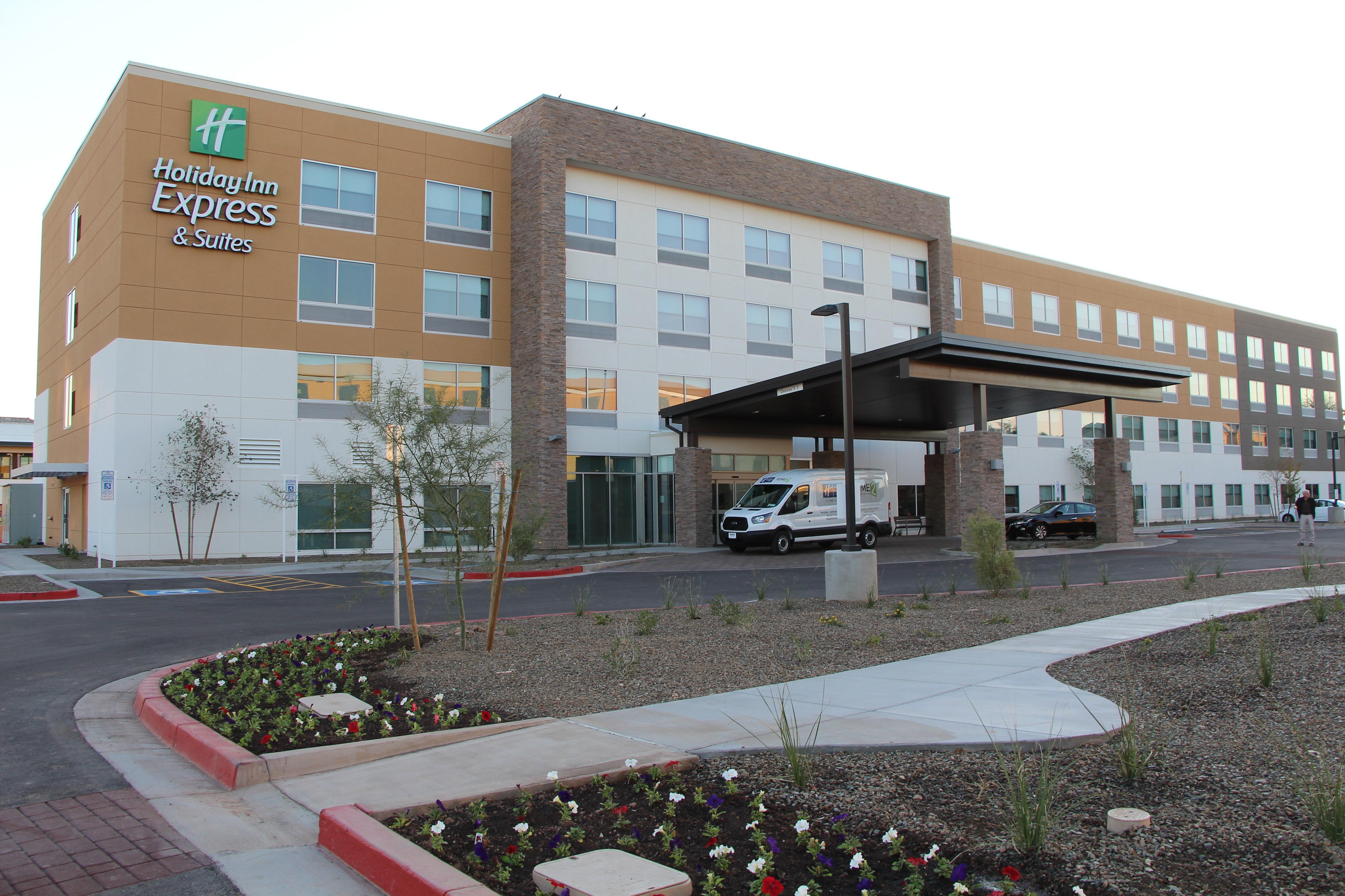 Holiday Inn Express & Suites - Phoenix - Airport North By Ihg Exterior photo